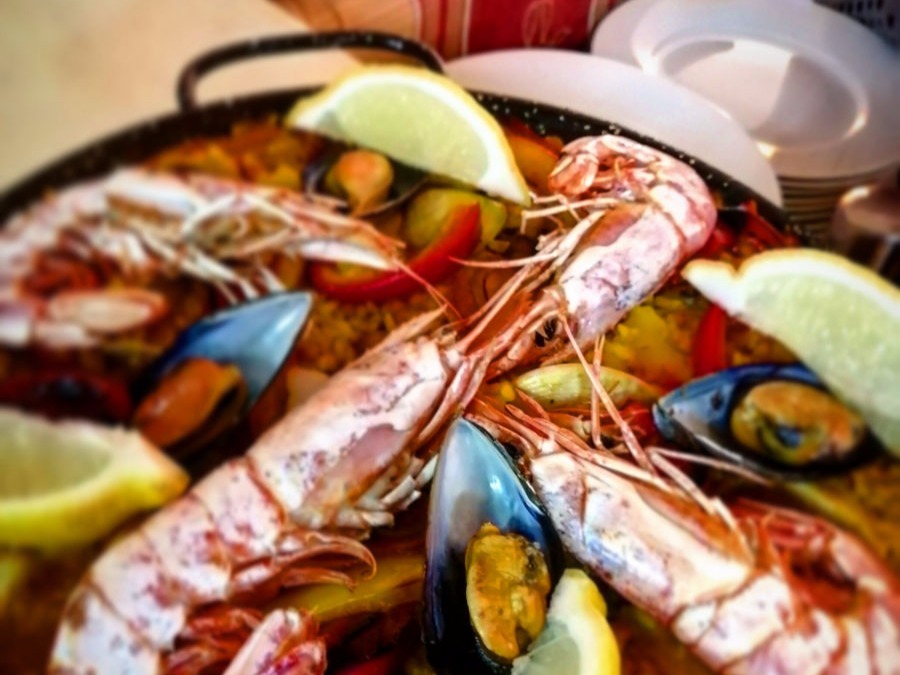 Paella Mixta mit Fleisch, Fisch und Meeresfrüchten